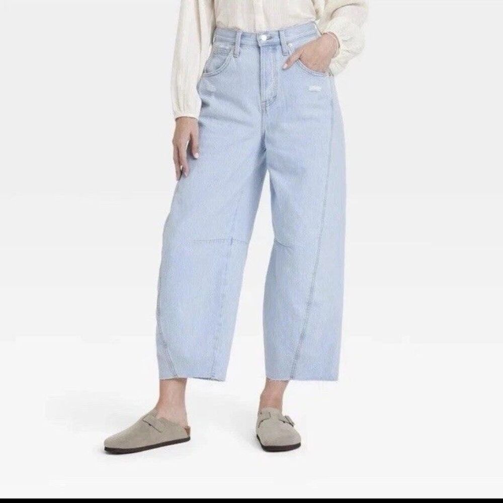 Universal Thread High Rise Curved Leg Jeans 12 Light Wash NWT Barrel Baggy